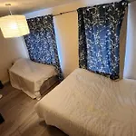 Close To Central London - 4 Bedroom House, 8 Beds, Sleepps 14, Free Parking
