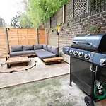 Modern Luxurious 3 Bed Flat With Private Garden & Bbq