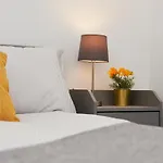 High Spec 2 Bed Apartment W/Parking Available