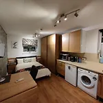 Studio Apartment 351 Ladbroke Grove, London W10 6Ha