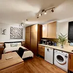Studio Apartment 351 Ladbroke Grove, London W10 6Ha