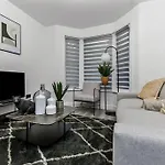 Hunky 3 Bedroom Flat In Hereward, London