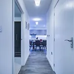 2 Bed 2 Bath Modern Apartment In East Acton