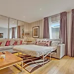 Modern 2 Bedroom & 2 Bathroom Apartment In Fulham