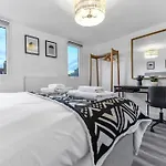 Hunky 3 Bedroom Flat In Hereward, London