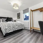 Hunky 3 Bedroom Flat In Hereward, London