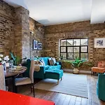 Livestay-Fabulous Three Bed Warehouse Conversion Apartment
