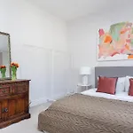 Newly Renovated Large 4/5 Bedroom Victorian Terrace House With Garden.