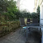 Walk To Notting Hill /Paddington 1 B/R With Patio