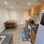 Spacious 2 Bedroom House In Central London With Garden