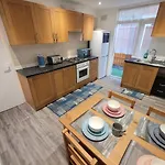Spacious 2 Bedroom House In Central London With Garden