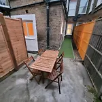 Spacious 2 Bedroom House In Central London With Garden