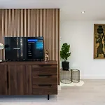 Spacious Modern 2 Bedroom London Flat