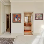 Three Bedroom Flat In Belgravia