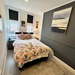 Kensington High Street Condo
