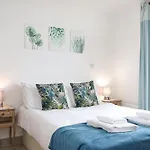 2-Bed 2-Bath Flat Around The Corner From Portobello Market