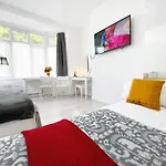 Luxurious House Near Excel- Air Conditioning, 9 Beds, 2 Baths, Garden, Fast Wifi