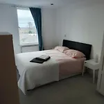 Spacious & Serene Stay In London