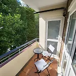 Modern 3 Bed Walking Distance To Wimbledon Tennis!