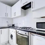 Oxford Street Family Apartment