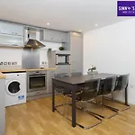 London Bridge Apartment Free Parking And Wifi Sleeps 6
