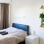 Large Modern 3 Bedrooms House With Patio/Terrace