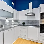 Spacious Contemporary 2 Bed Flat, Central London