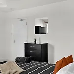 Livestay-4 Bed 2 Bath House With Private Garden