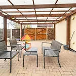 Dwellers Delight Living Ltd Serviced Accommodation, Chigwell, London 3 Bedroom House, Upto 7 Guests, Free Wifi & Parking