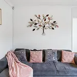 Dwellers Delight Living Ltd Serviced Accommodation, Chigwell, London 3 Bedroom House, Upto 7 Guests, Free Wifi & Parking