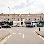 Dwellers Delight Living Ltd Serviced Accommodation, Chigwell, London 3 Bedroom House, Upto 7 Guests, Free Wifi & Parking