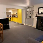 Entire 2-Bedroom Flat In Camden