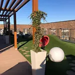 Modern 2 Bed Flat With Gym