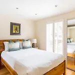 Cosy Oval Apartment