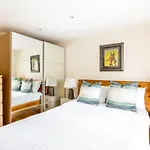 Cosy Oval Apartment