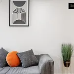 Weekly Or Monthly Stays, London, Canary Wharf - Sleeps 6- 2Bedroom, Free Parking, Serviced Apartment By Maison Christo Property