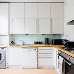 Stylish Apartment Opposite Westfields