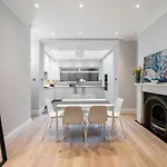Modern Townhouse With Cinema Room In London Se1