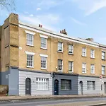 Modern Townhouse With Cinema Room In London Se1