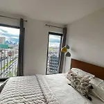 Modern 2 Bed Flat With Gym