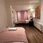 Entire 2-Bedroom Flat In Camden