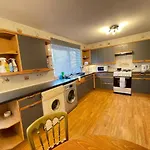 Deluxe Spacious Room In Beckton