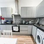 3Beds / 3Baths Close To Portobello Road