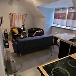 Cosy 2 Bedroom Flat - Sleeps 6 People - Close To Lewisham Dlr/Train Station