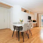 Bright 2-Bed Garden Flat With Skylights In Chelsea