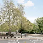 Light Filled Studio With View Of Regents Park