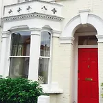 Colourful 2 Bed 2 Bath Tooting House