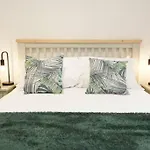Newly Renovated Modern 4 Bed 3 Bath Apartment London