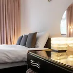 Large 3 Bed Apartment In London Kensington Gardens