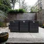 Bright 2-Bed Garden Flat With Skylights In Chelsea